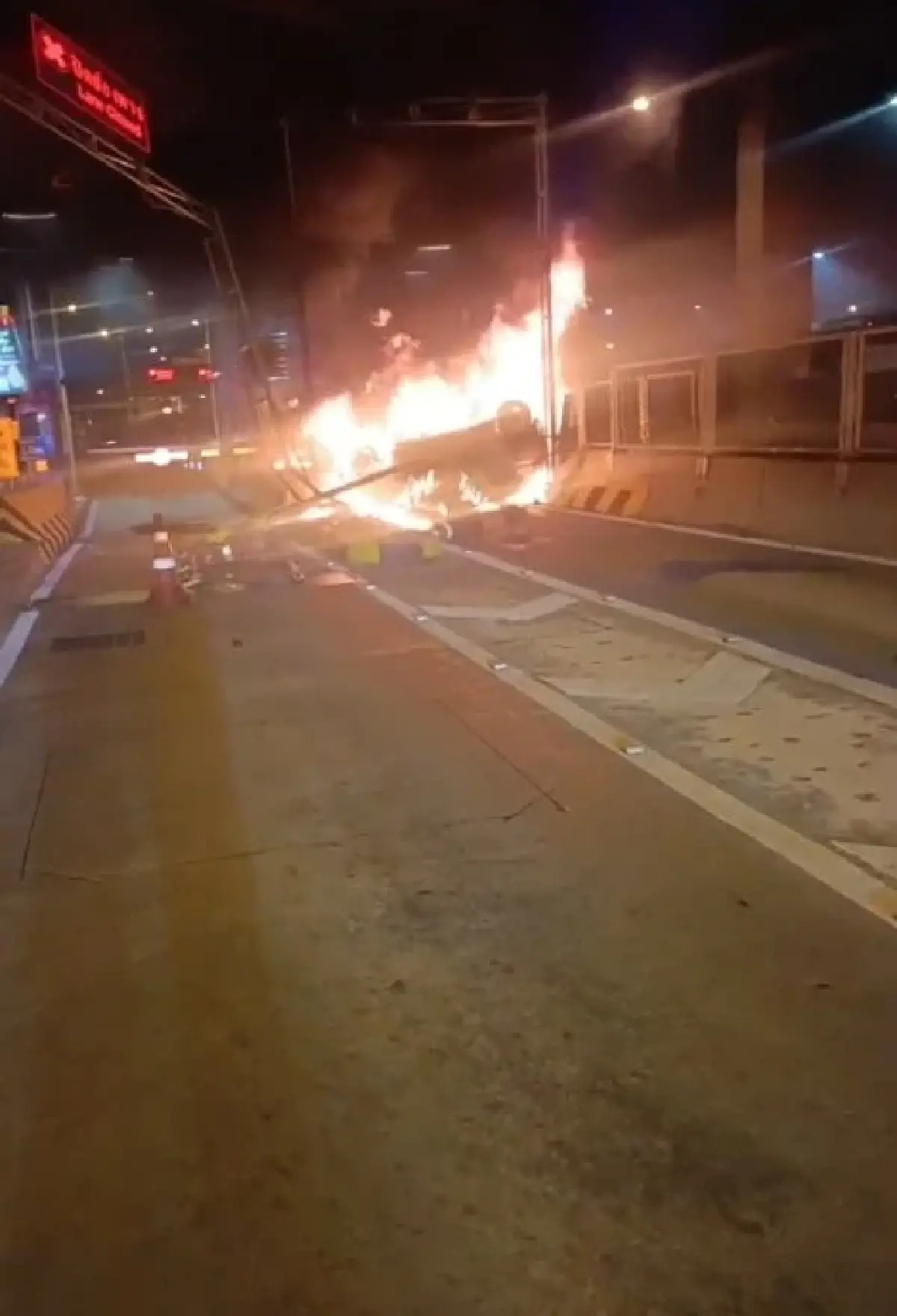 ระทึก รถยนต์ชนขอบทางพลิกคว่ำ ไฟไหม้วอดทั้งคัน หน้าด่านแจ้งวัฒนะ