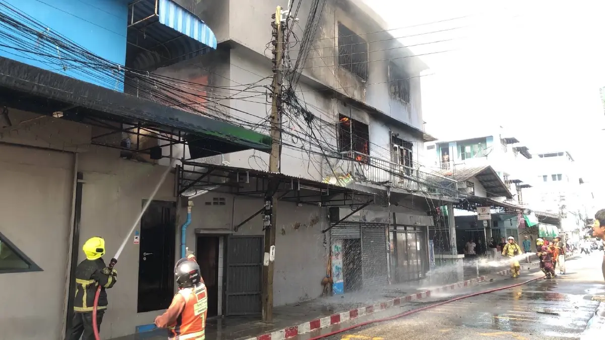 ระทึก เกิดเหตุ ไฟไหม้บ้าน 3 ชั้น ซ.สรณคมน์ 2 เขตดอนเมือง บาดเจ็บ 1 ราย