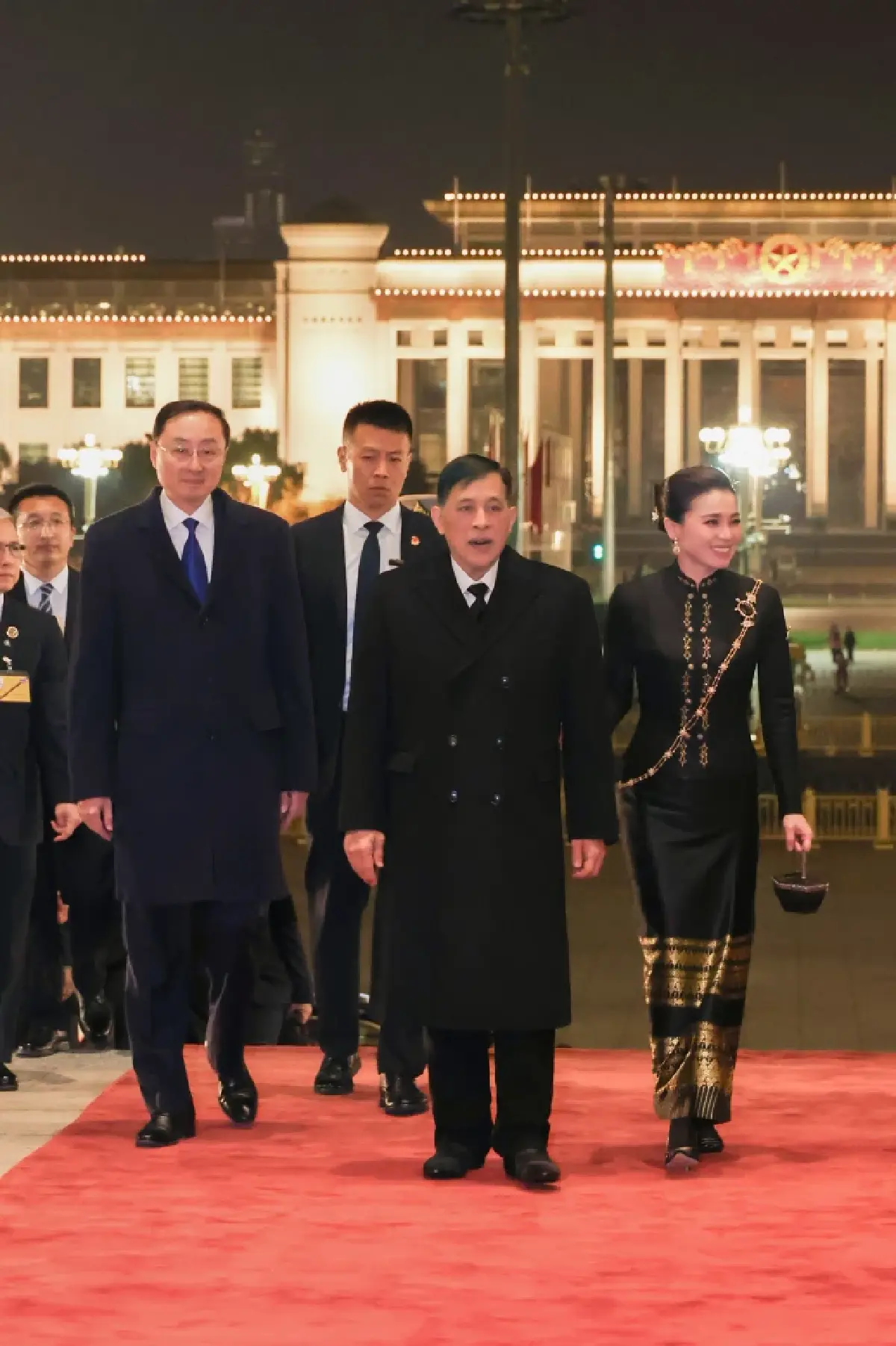 ในหลวง - พระราชินี เสด็จพระราชดำเนินไปในงานเลี้ยงพระกระยาหารค่ำ รัฐบาลจีนจัดถวาย