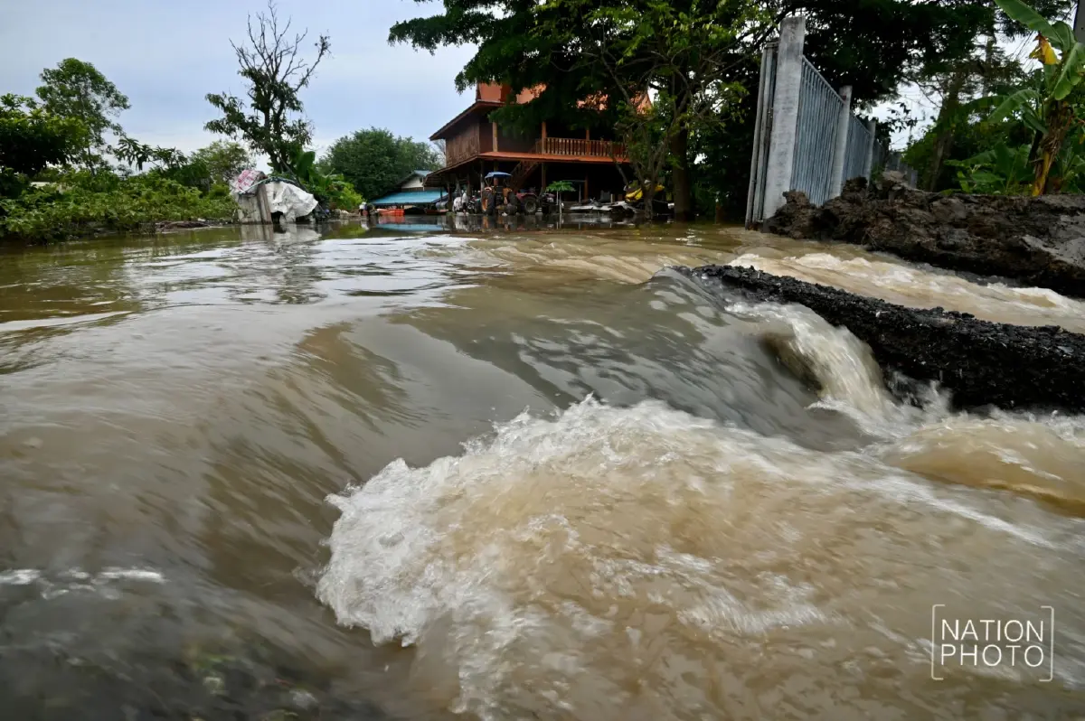คันกั้นน้ำแตก อยุธยาอ่วม น้ำเจ้าพระยาทะลักท่วม เตือนที่ลุ่มต่ำยกของขึ้นที่สูง