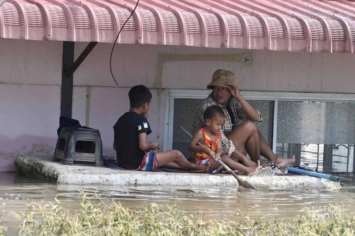 สถานการณ์น้ำท่วมหนัก ชาวอยุธยาพายเรือ รอต้อนรับนายกฯลงพื้นที่
