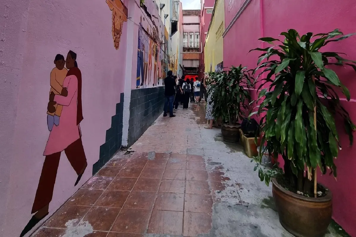 ทัวร์เดิน ‘พาหุรัด’ กับ 2 ศิลปิน เช็คอินร้านโรตีปิดท้ายคาเฟ่ยาขม