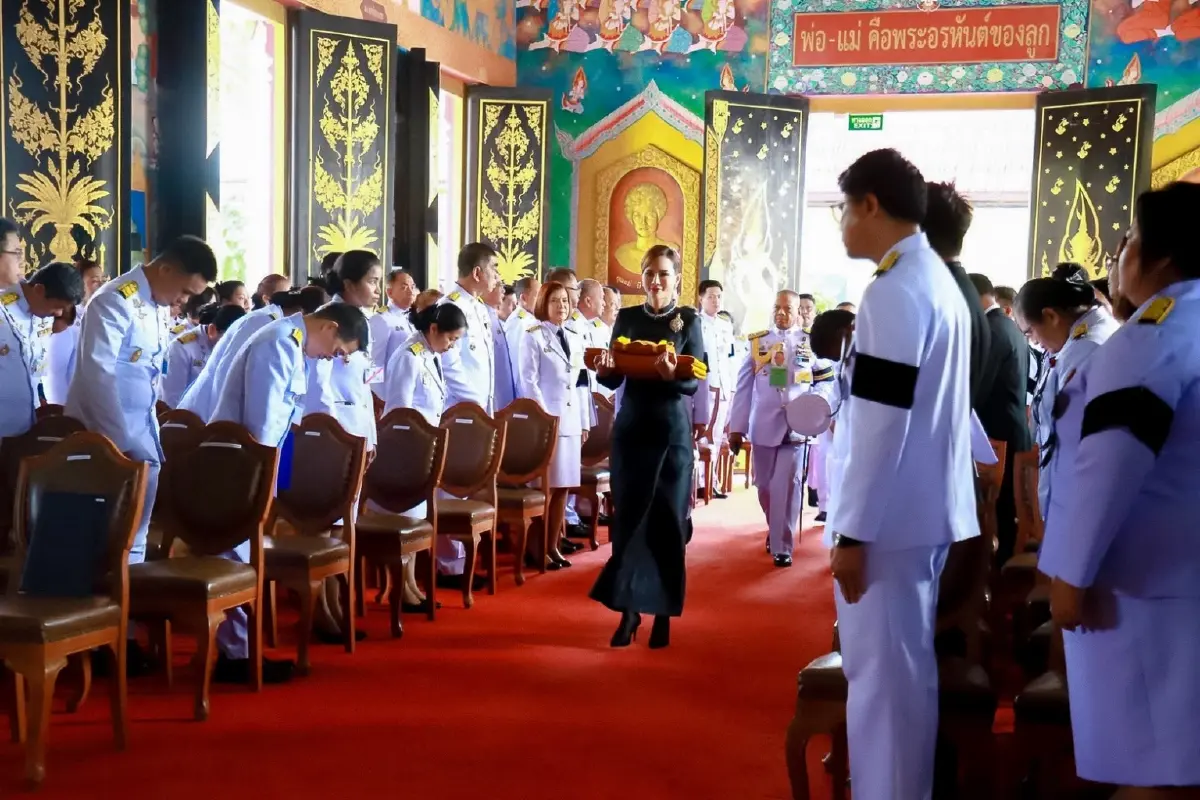 โปรดเกล้าฯ พลตรีหญิง คุณหญิงปภัสสร วัชรหทัยพัทธ์ ถวายผ้าพระกฐินพระราชทาน