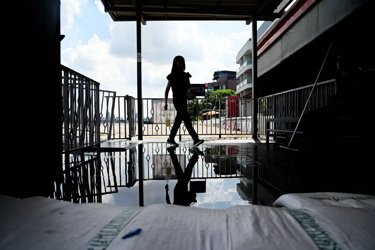 บางกอกน้อย เตือนน้ำท่วมใหญ่ น้ำทะเลหนุนสูง ห้ามย้ายกระสอบทราย