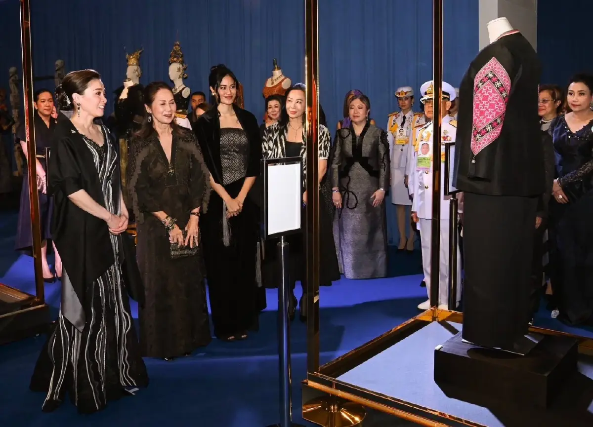 พระราชินี เสด็จฯ ทอดพระเนตรนิทรรศการ-งานแสดงแฟชั่นโชว์ 45 ปี ห้องเสื้อพิจิตรา