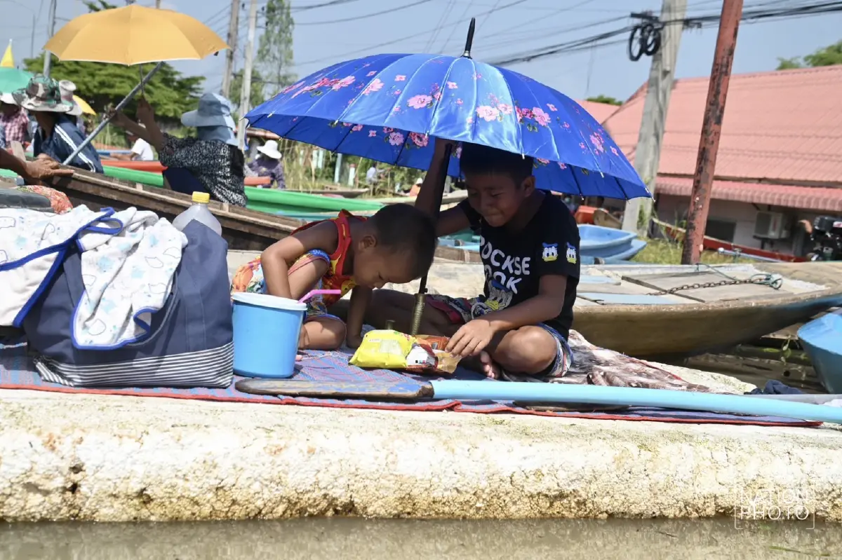 อัปเดต 'น้ำท่วมอยุธยา' ชาวบ้าน ต.หัวเวียง พายเรือมารอต้อนรับ นายกฯ ลงพื้นที่