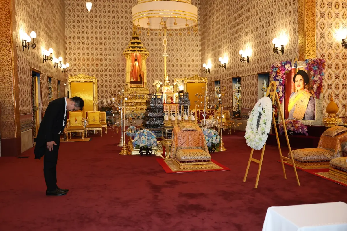 คณะทูตานุทูต ร่วมวางพวงมาลาถวายราชสักการะพระบรมศพ 'พระพันปีหลวง'