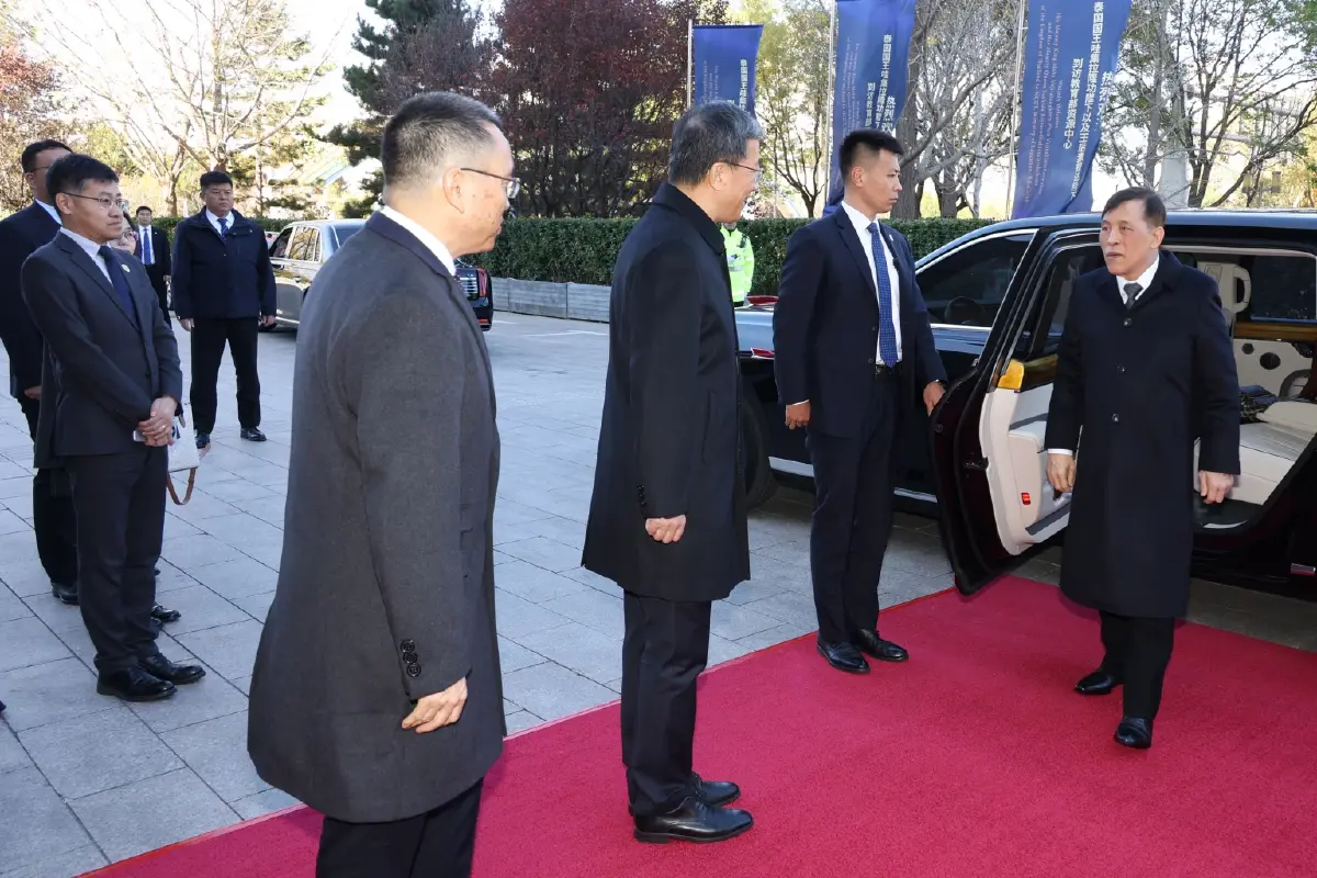 ในหลวง-พระราชินี ทอดพระเนตรศูนย์พัฒนาเทคโนโลยีและทรัพยากรด้านการศึกษา