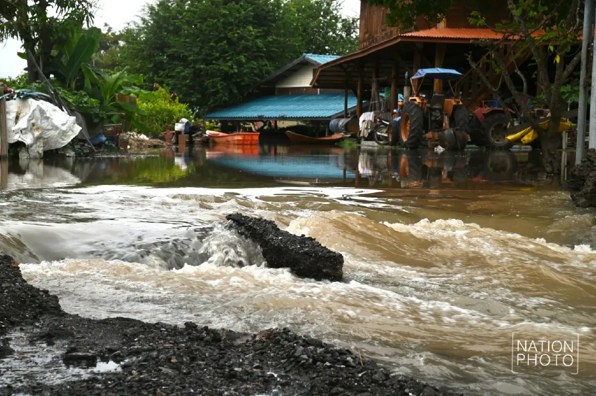 คันกั้นน้ำแตก อยุธยาอ่วม น้ำเจ้าพระยาทะลักท่วม เตือนที่ลุ่มต่ำยกของขึ้นที่สูง