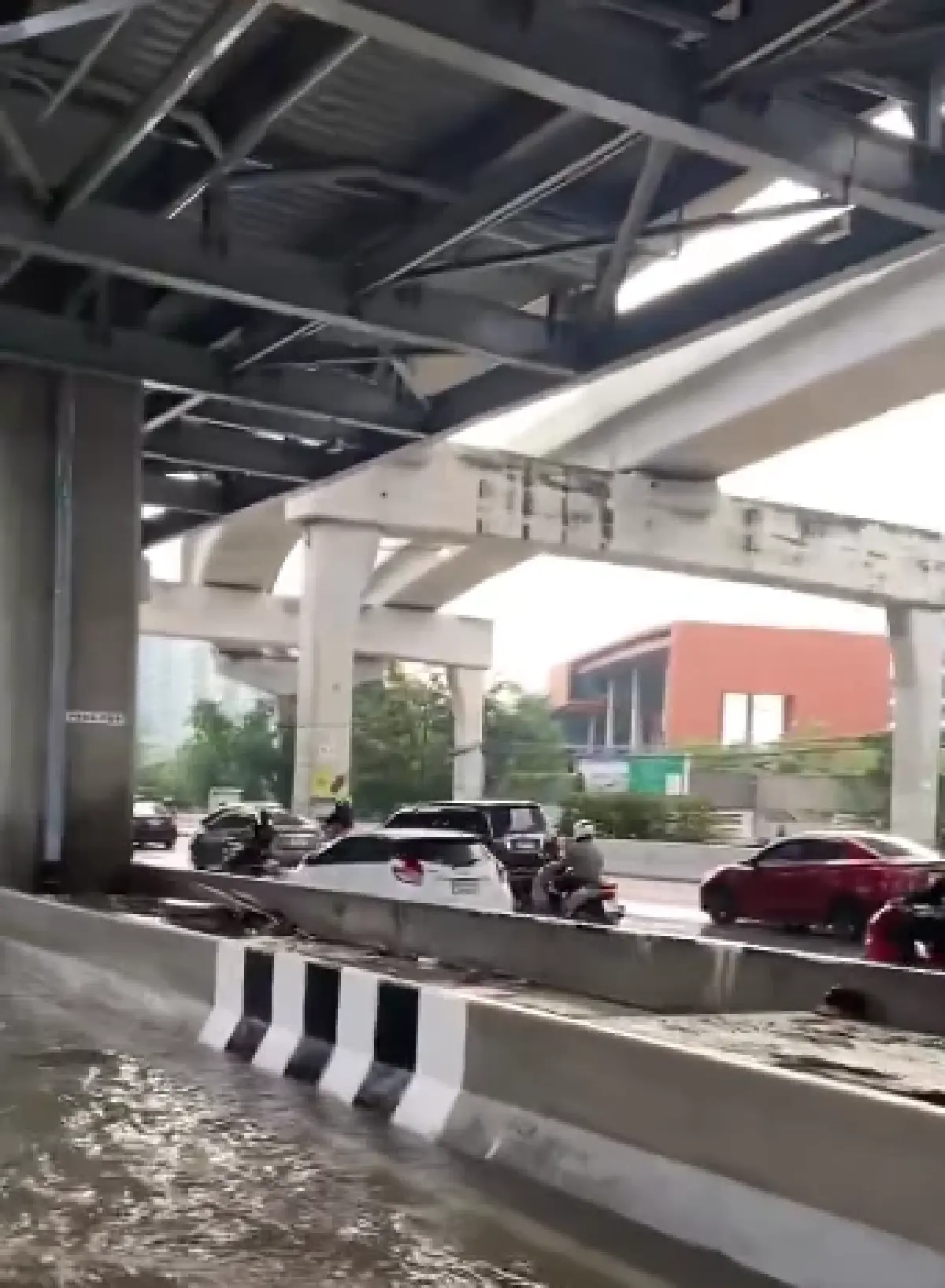 เช็กเส้นทางรถติด น้ำท่วมกรุงเทพ น้ำลดหรือยัง วันทำงาน ไปโรงเรียน