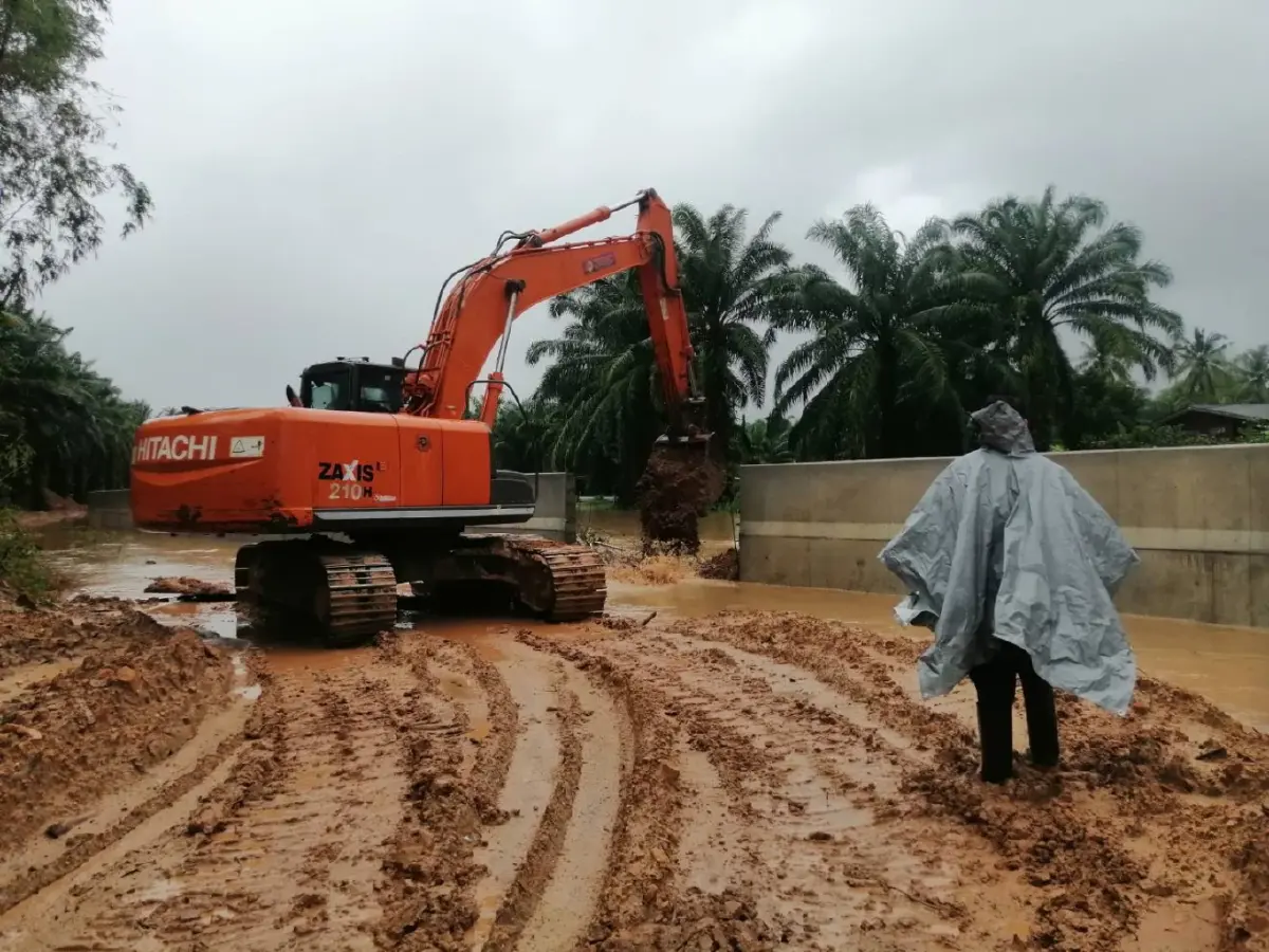 ฝนตกหนักสุราษฎร์ฯ สั่งปิดโรงเรียนไชยาสุริยา น้ำท่วม ระวังไฟดูด