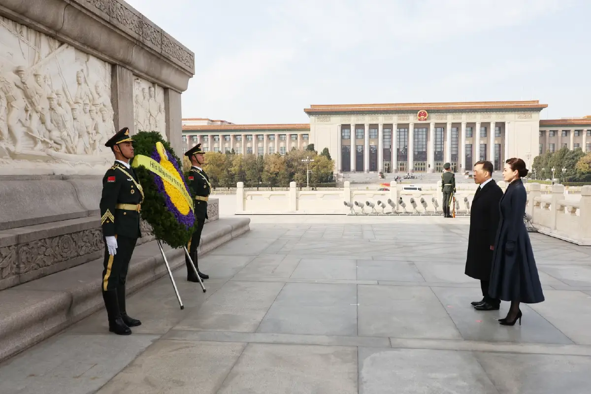 ในหลวง พระราชินี เสด็จฯ ทรงวางพวงมาลา ณ อนุสาวรีย์วีรชน จัตุรัสเทียนอันเหมิน