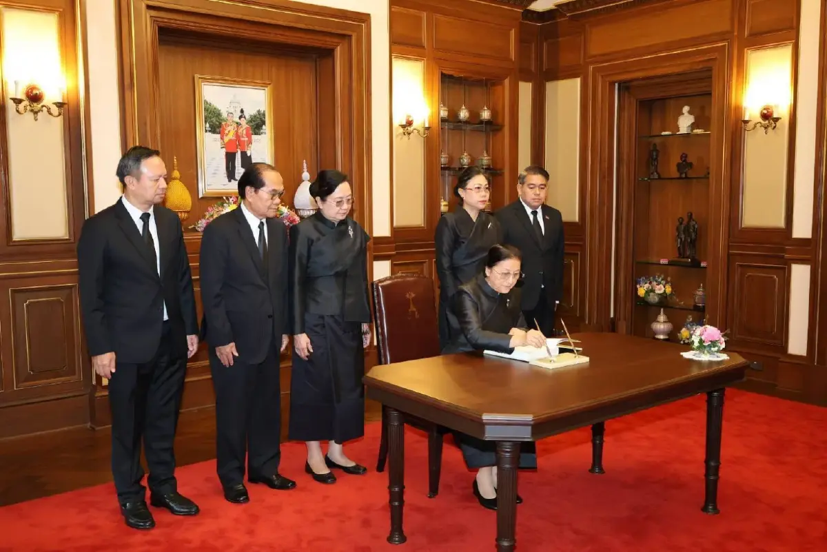 รองประธานประเทศ สปป.ลาว วางพวงมาลาถวายสักการะพระบรมศพ \'พระพันปีหลวง\'