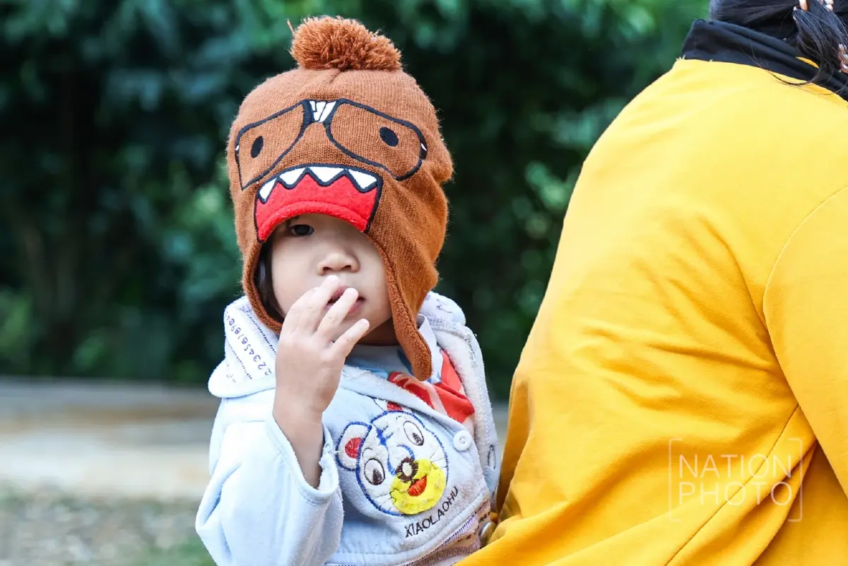 น่านหนาวมาก อุณหภูมิ 15°C เด็กๆ บ้านสันเจริญ แห่ใส่เสื้อกันหนาว