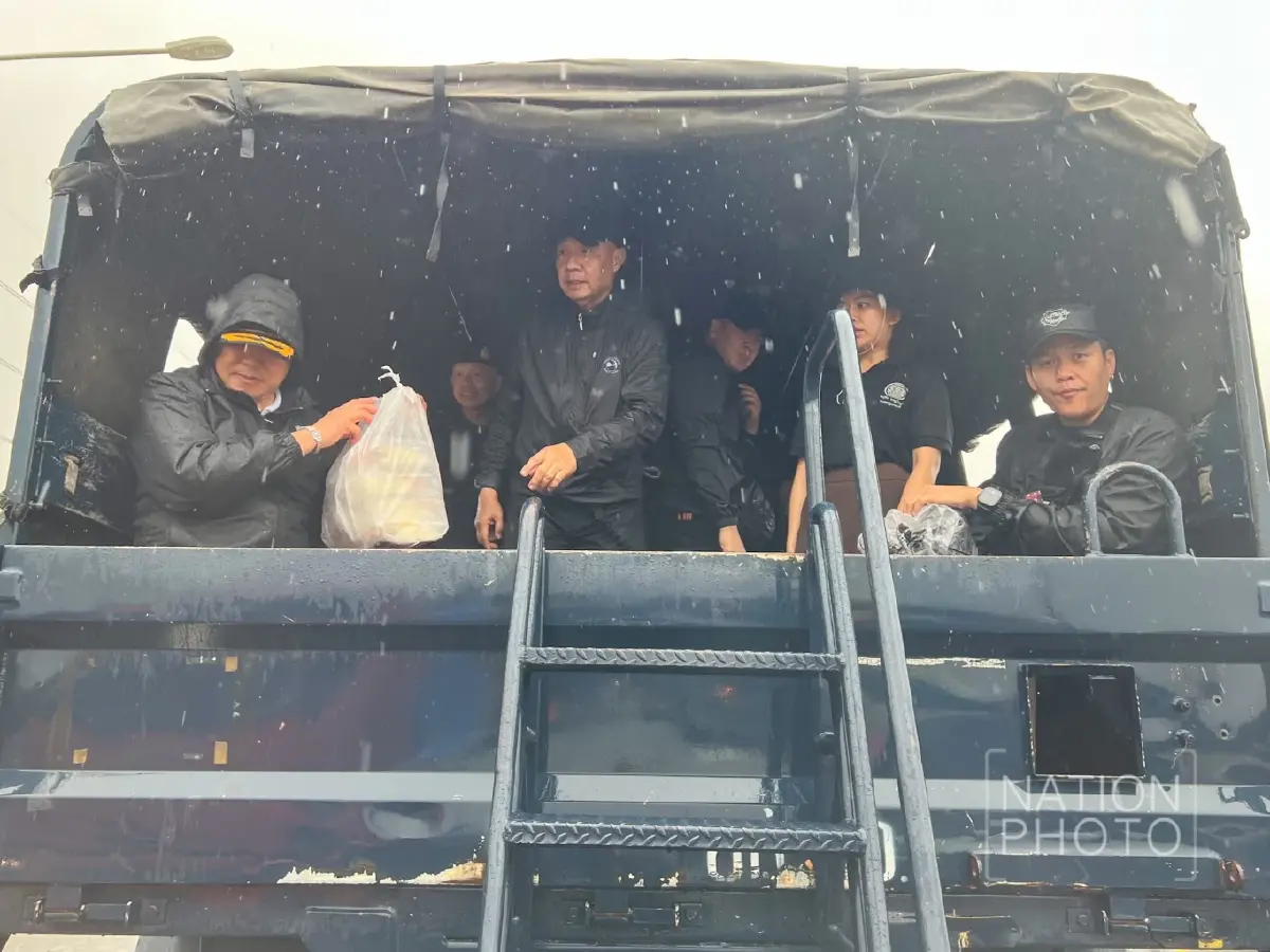 ‘อนุทิน’ ลุย แจกข้าวผู้ประสบภัย ‘น้ำท่วมหาดใหญ่’