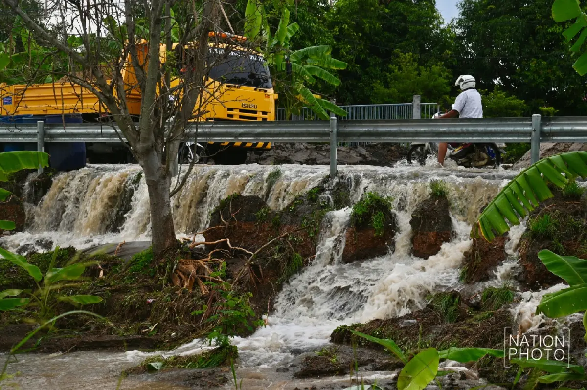 คันกั้นน้ำแตก อยุธยาอ่วม น้ำเจ้าพระยาทะลักท่วม เตือนที่ลุ่มต่ำยกของขึ้นที่สูง