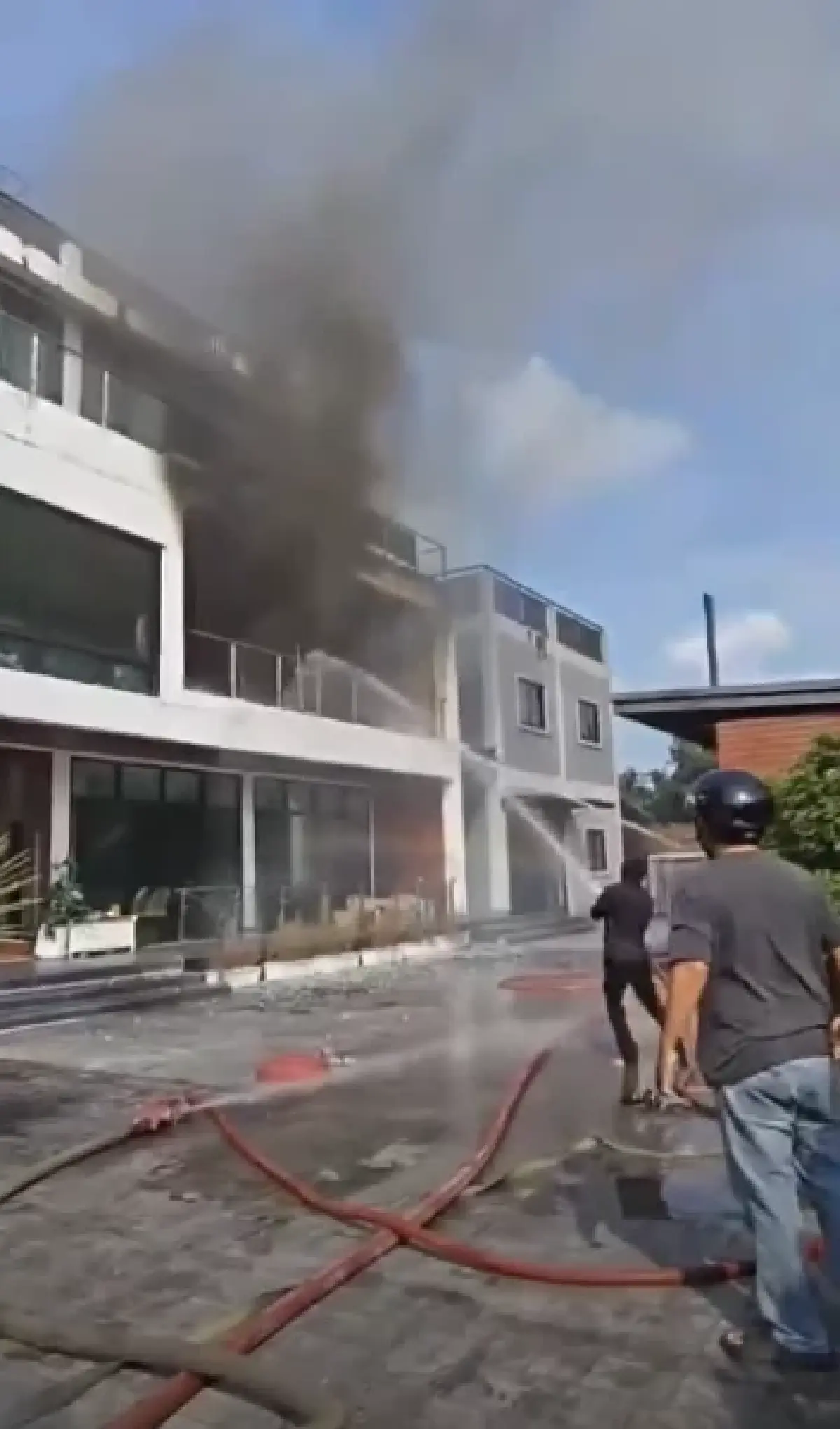 ด่วน! ไฟไหม้บ้านหรู ซอยทวีวัฒนา-กาญจนาภิเษก 8/1 จนท.เร่งดับเพลิง