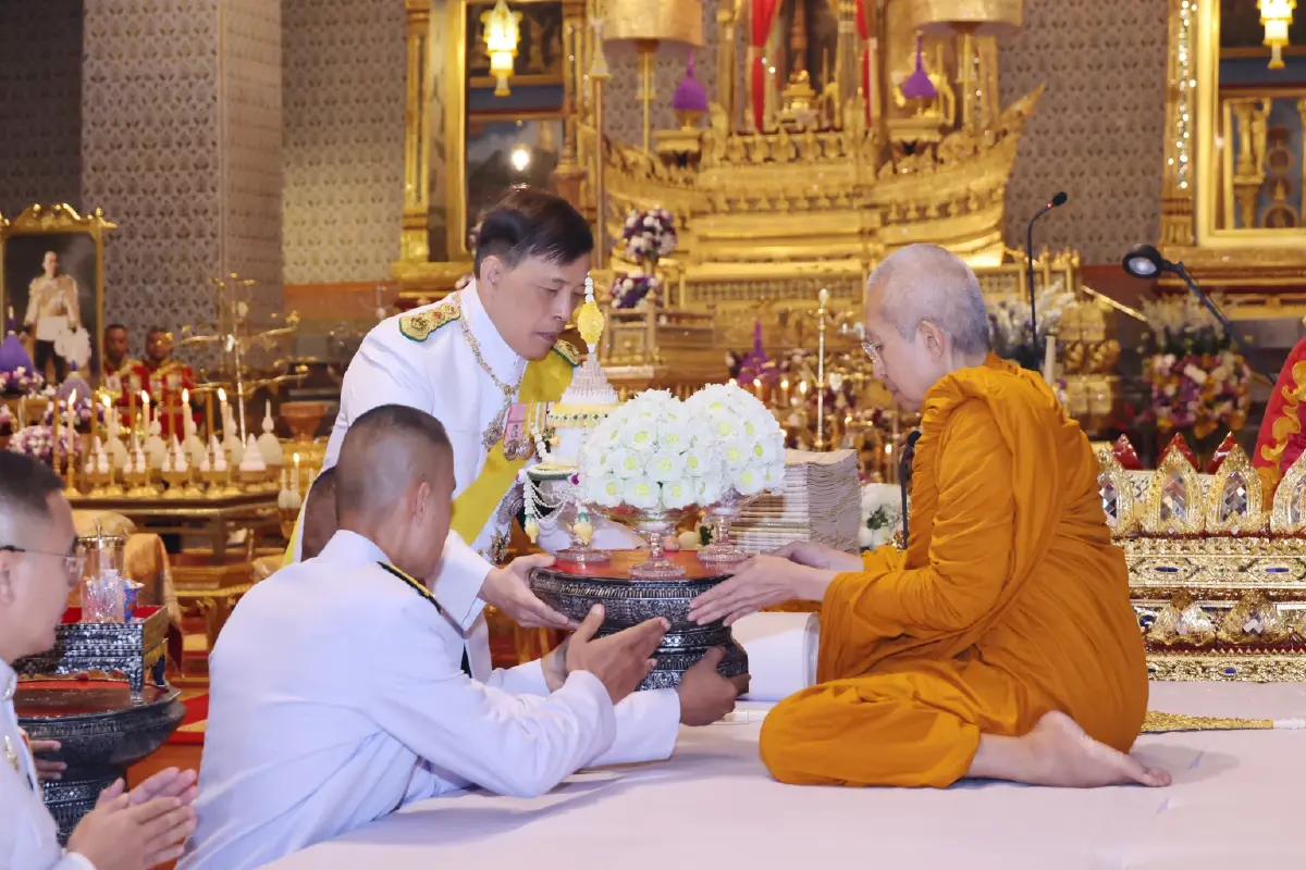 ในหลวง-พระราชินี ทรงบำเพ็ญพระราชกุศลวันคล้ายวันสวรรคต รัชกาลที่ 6 ครบ 100 ปี