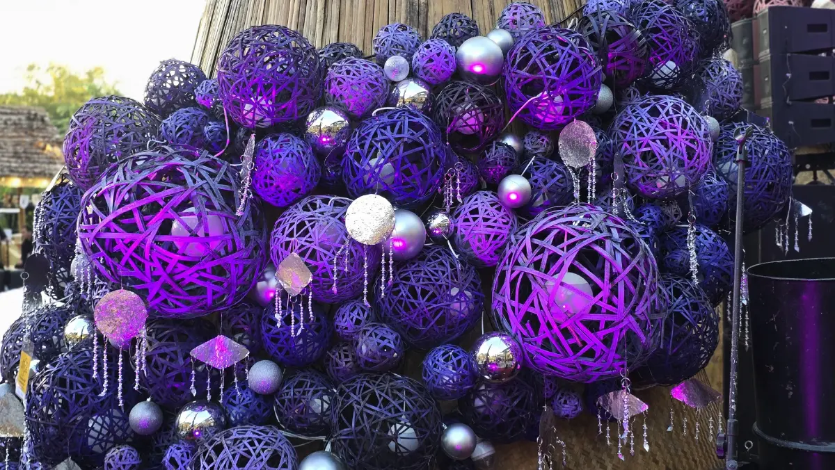 เปิดไฟ ‘ต้นคริสต์มาสหมอกพันวา’ เทศกาลสีสันกาสะลอง 2025 เทิดพระเกียรติ 'สมเด็จพระพันปีหลวง'