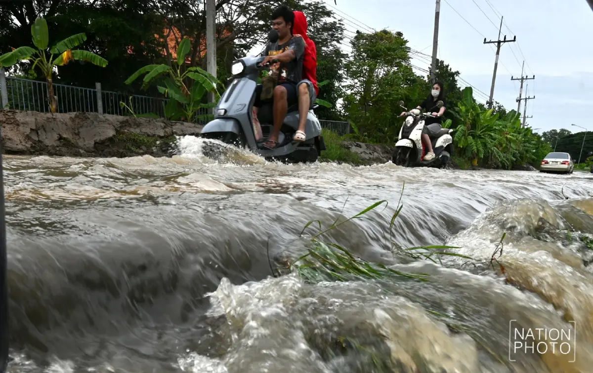 คันกั้นน้ำแตก อยุธยาอ่วม น้ำเจ้าพระยาทะลักท่วม เตือนที่ลุ่มต่ำยกของขึ้นที่สูง