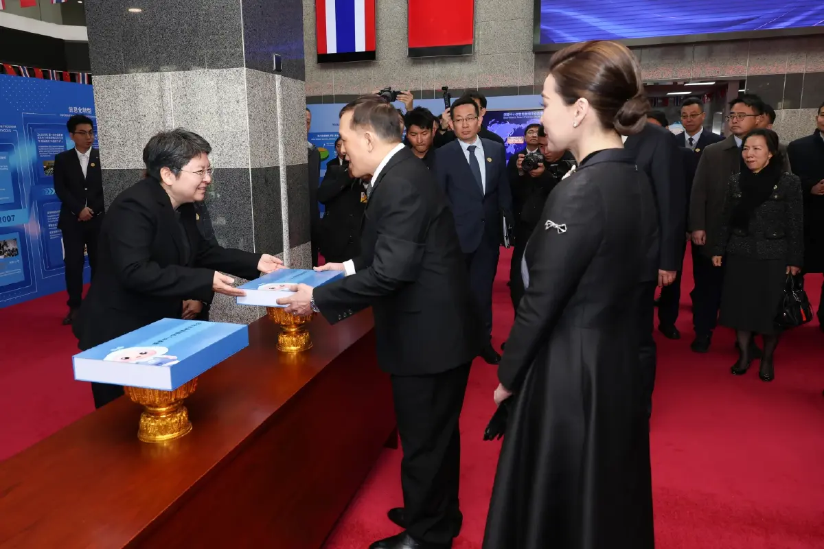 ในหลวง-พระราชินี ทอดพระเนตรศูนย์พัฒนาเทคโนโลยีและทรัพยากรด้านการศึกษา