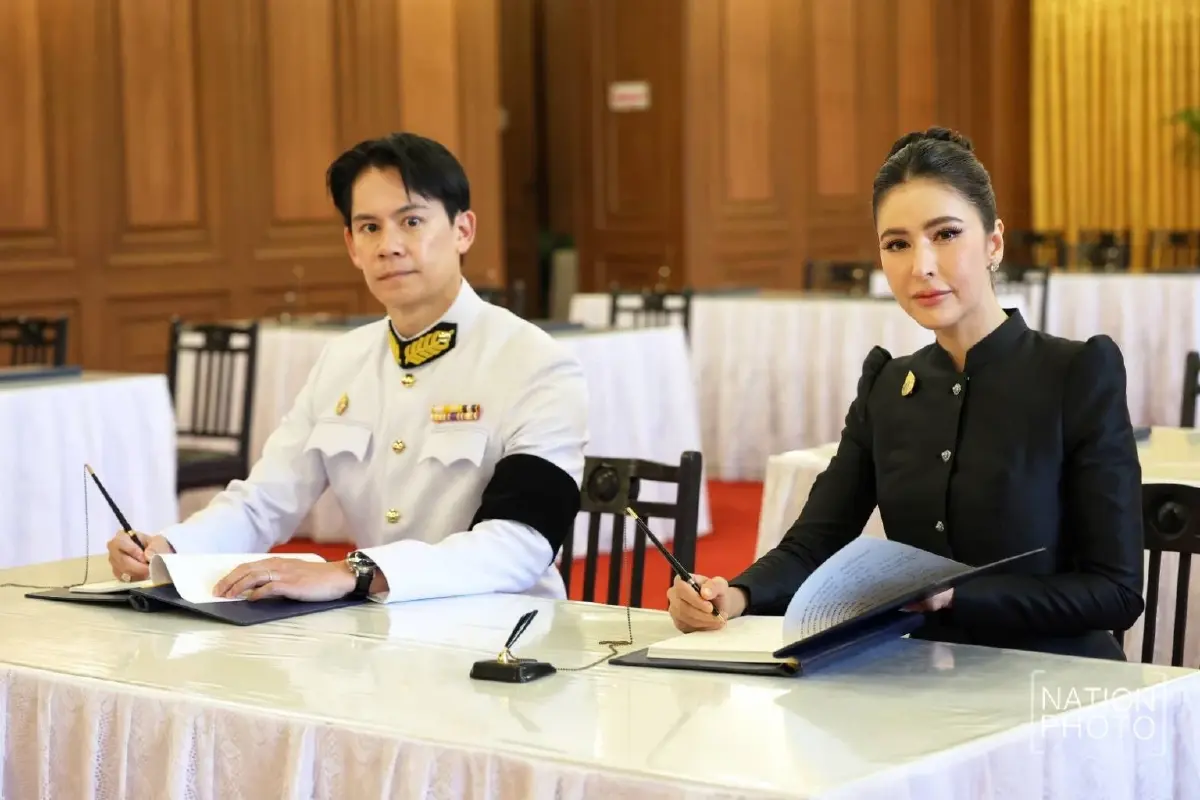 ประชาชน ดาราดัง เข้าถวายสักการะพระฉายาลักษณ์ สมเด็จพระพันปีหลวง