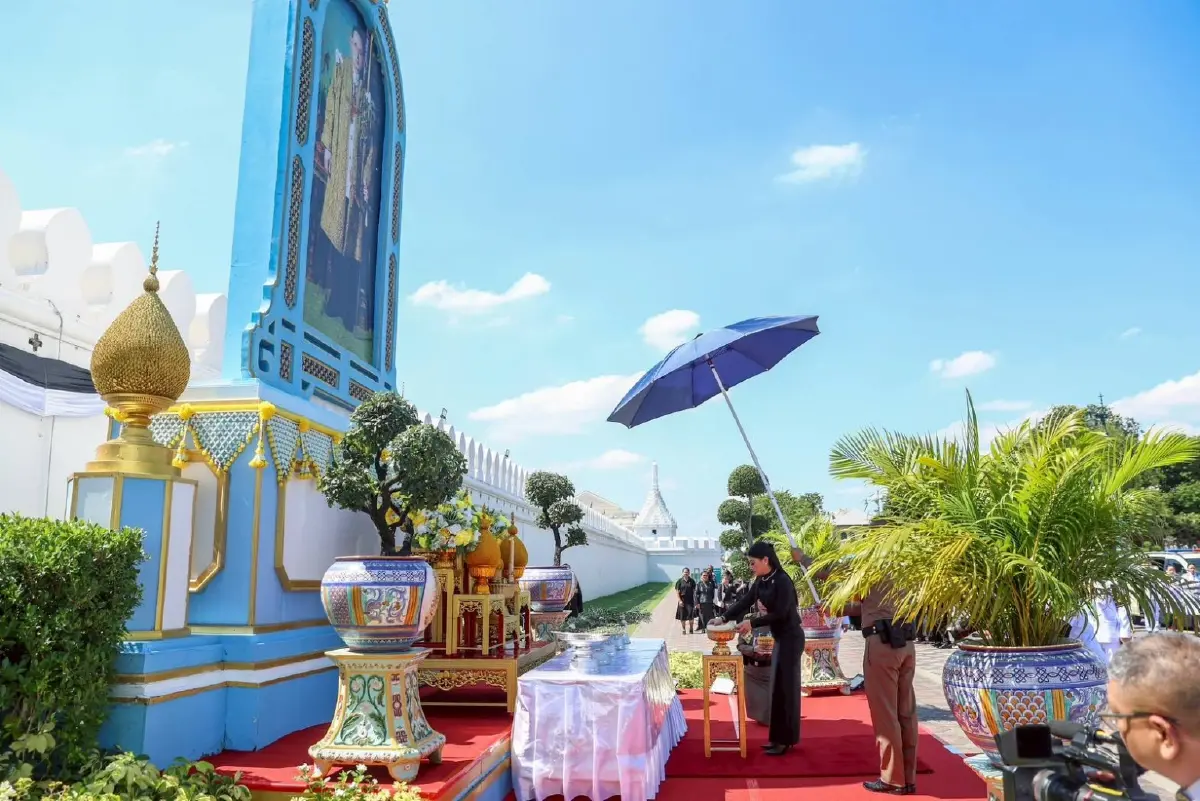 สมเด็จพระเจ้าลูกเธอ เจ้าฟ้าสิริวัณณวรี นารีรัตนราชกัญญา พระราชทานเข็มกลัดริบบิ้นสีดำแก่ประชาชนที่มาเข้ากราบถวายบังคมพระบรมศพ