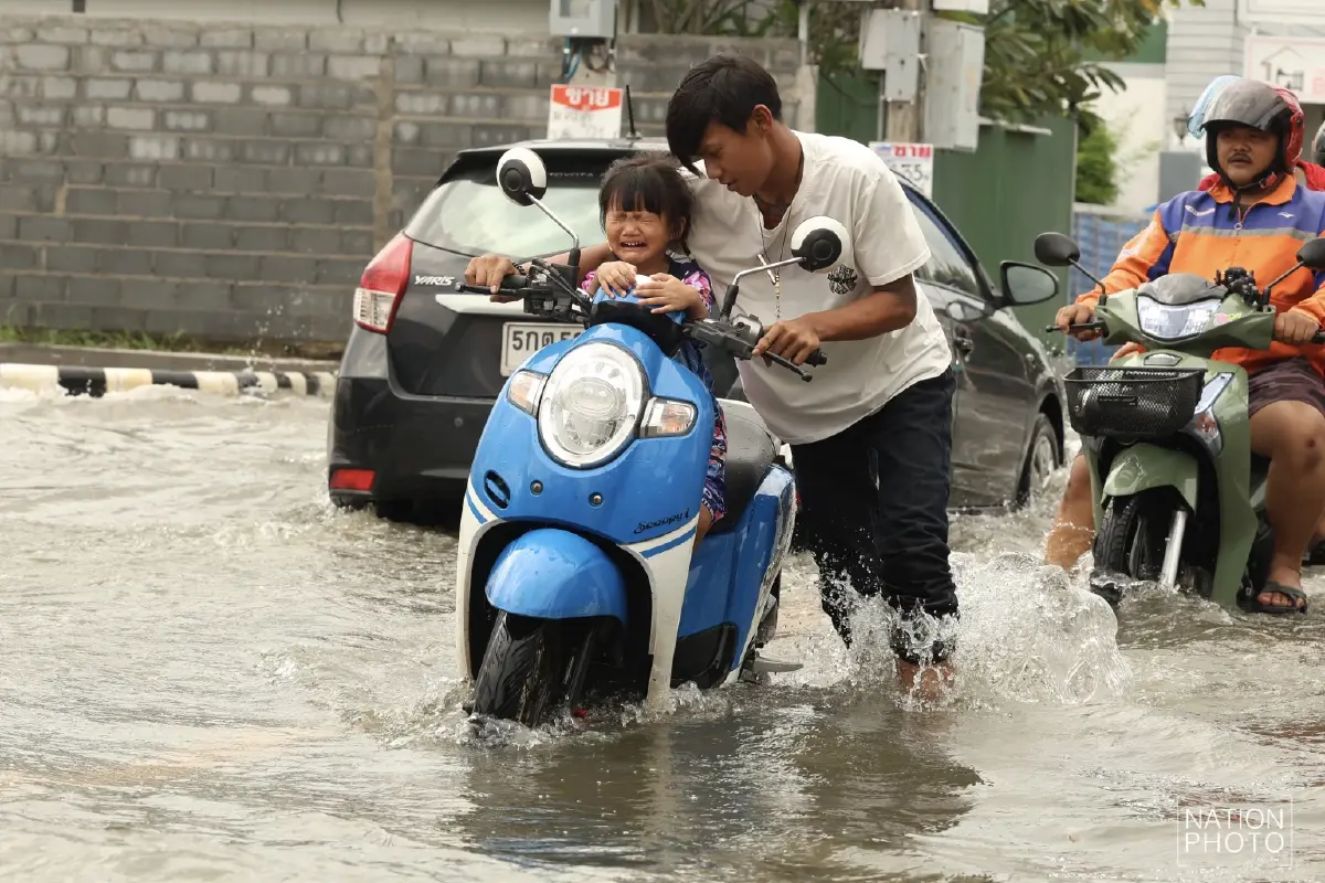 ฝนถล่มกรุง! ดอนเมืองน้ำยังท่วมขัง ถนนสรงประภา น้ำยังท่วมขัง