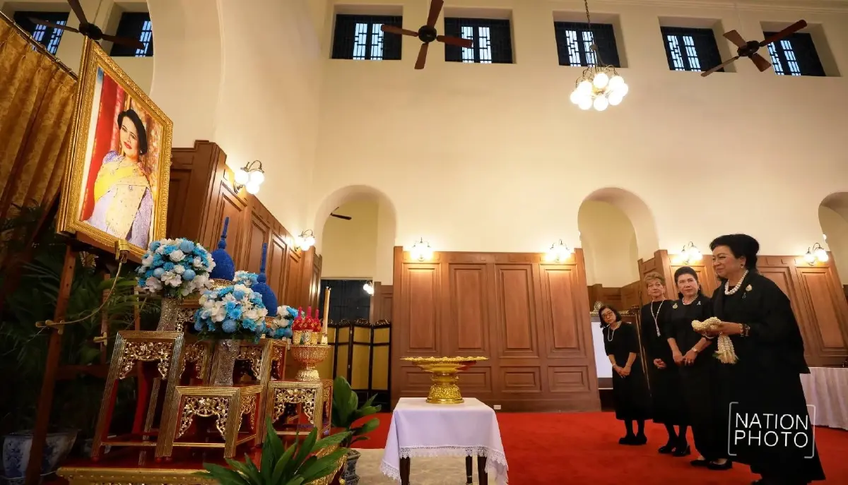 ประชาชน ดาราดัง เข้าถวายสักการะพระฉายาลักษณ์ สมเด็จพระพันปีหลวง