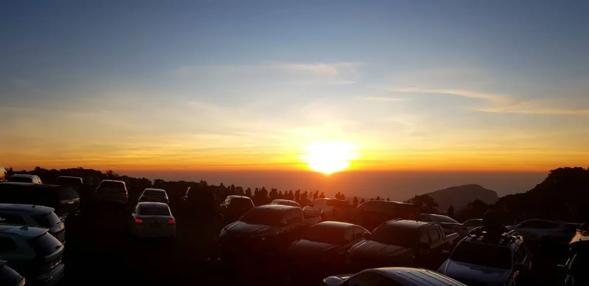 ดอยอินทนนท์ หนาวมาก 2°C นักท่องเที่ยวสัมผัสอากาศหนาว ดูแม่คะนิ้ง