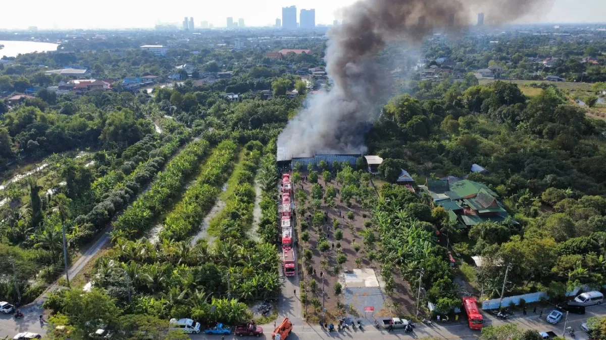 ด่วน! ไฟไหม้อู่ซ่อมรถ นนทบุรี รถยนต์เสียหายหลายคัน เร่งดับเพลิง