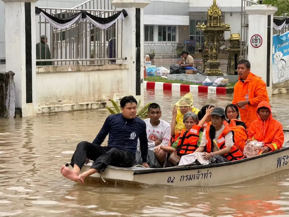 หาดใหญ่ดีขึ้น 3 แยกคอหงส์เปิดแล้ว 'เขต 8' วิกฤตสุด คนติดค้างมาก
