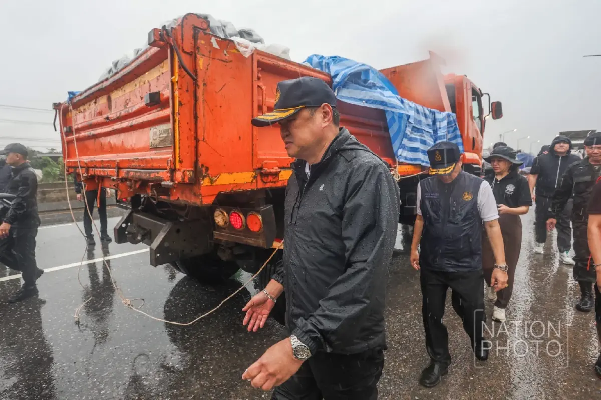 ‘อนุทิน’ ลุย แจกข้าวผู้ประสบภัย ‘น้ำท่วมหาดใหญ่’