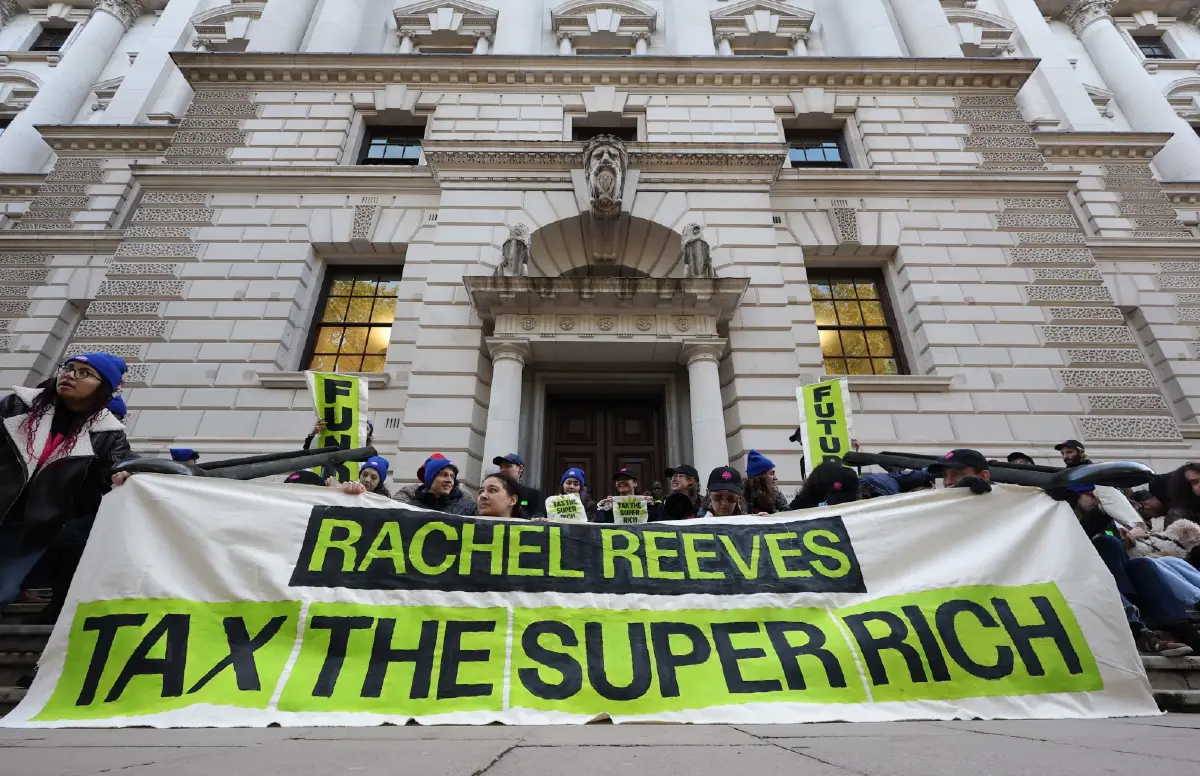 เกิดอะไรขึ้นกับ ‘การคลัง’ อังกฤษ ? ทำไมเกิดกระแส Tax The Super Rich