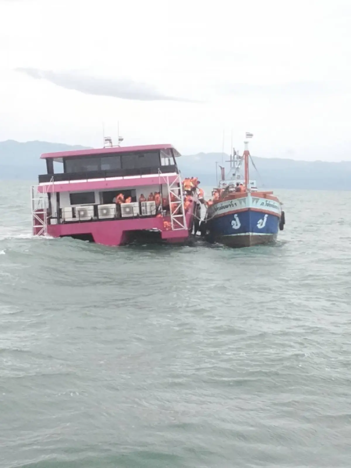 คืบหน้า เรือโดยสาร ท้องเรือแตก เกาะกูด เร่งช่วยผู้โดยสาร 97 ชีวิต