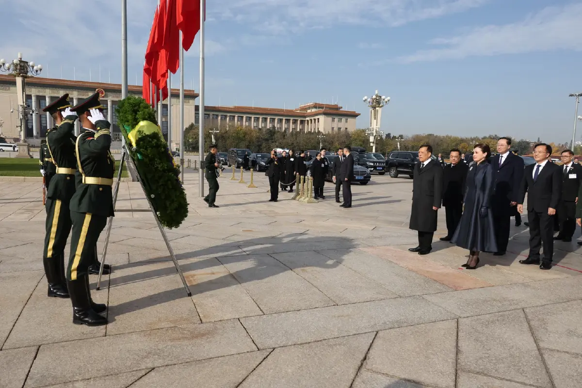 ในหลวง พระราชินี เสด็จฯ ทรงวางพวงมาลา ณ อนุสาวรีย์วีรชน จัตุรัสเทียนอันเหมิน