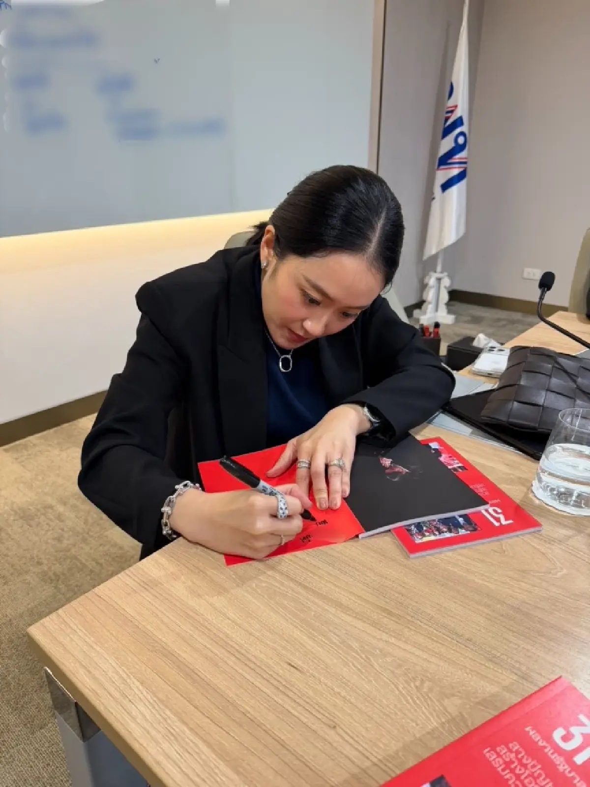 'สรวงศ์' โชว์รูป 'อิ๊งค์' เซ็นหนังสือ โปรโมตช่วงนายกฯ-หัวหน้า พท.