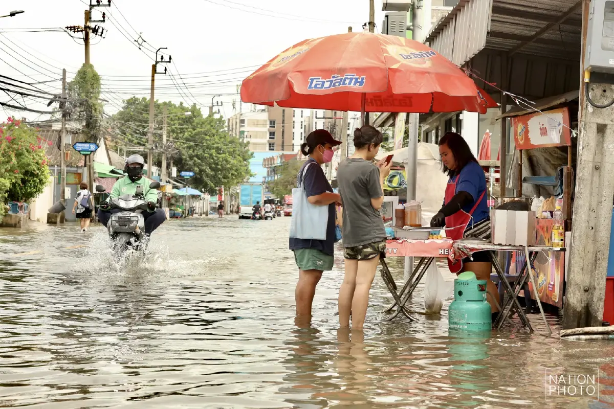 ฝนถล่มกรุง! ดอนเมืองน้ำยังท่วมขัง ถนนสรงประภา น้ำยังท่วมขัง