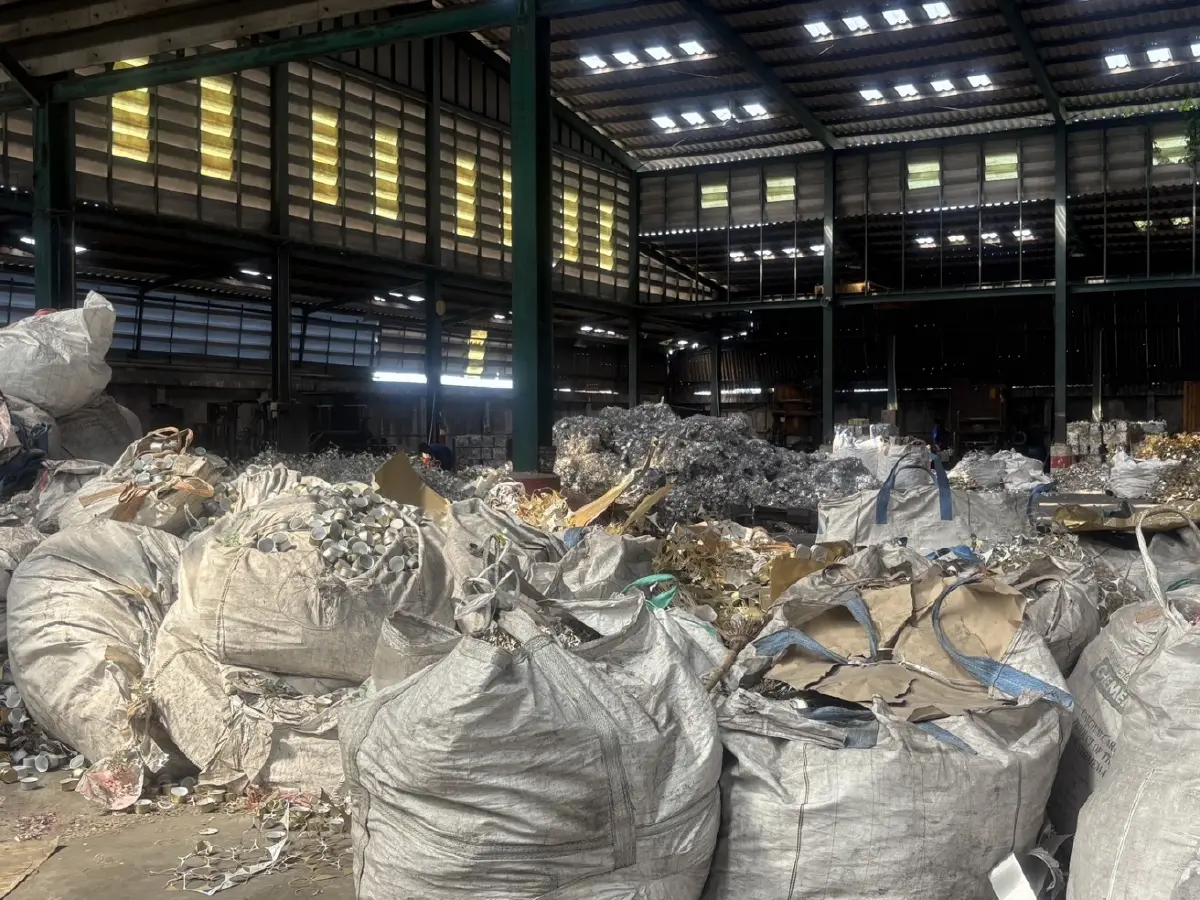 'ธนกร' ปิด 6 โรงหลอม! บุกกองพนันพล สกัดมลพิษสมุทรสาคร หลังชาวบ้านร้อง