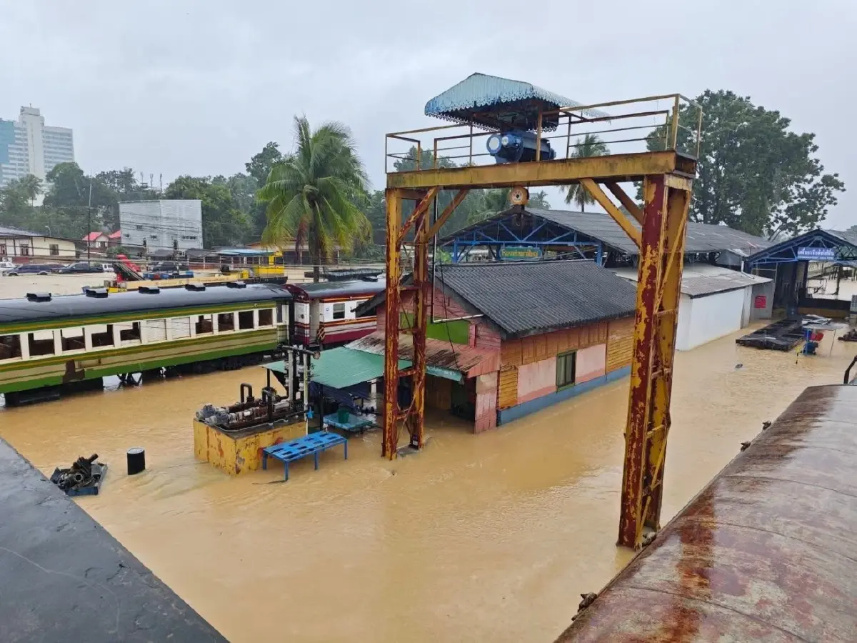 รฟท. ปรับเส้นทาง - งดเดินรถ 22 ขบวน หลังน้ำท่วมทางรถไฟสายใต้