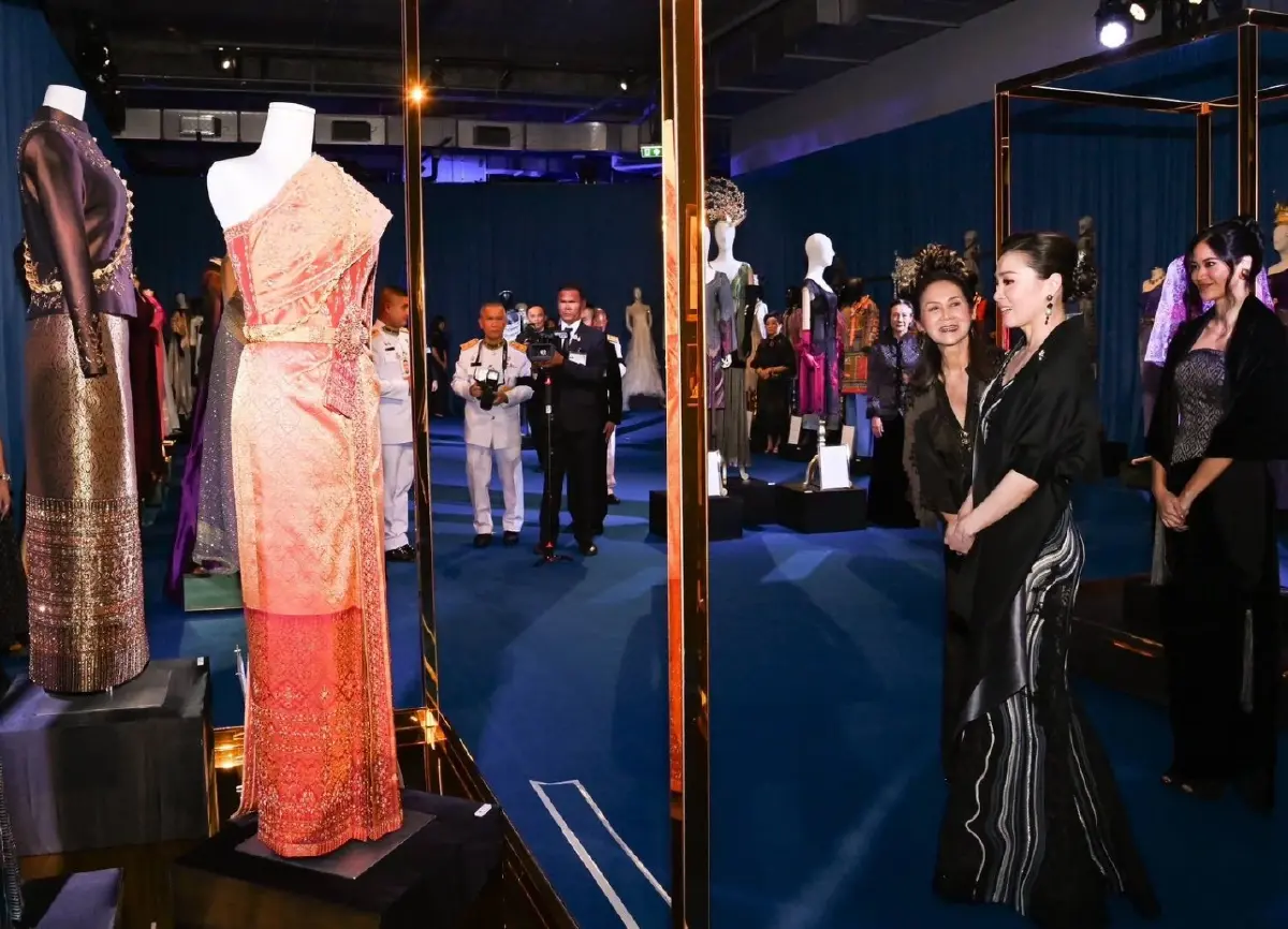 พระราชินี เสด็จฯ ทอดพระเนตรนิทรรศการ-งานแสดงแฟชั่นโชว์ 45 ปี ห้องเสื้อพิจิตรา