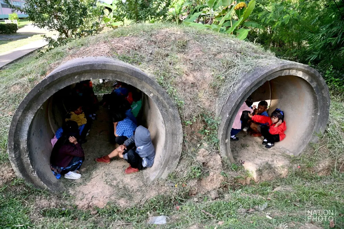 นักเรียน สุรินทร์ ซ้อมอพยพ เข้าบังเกอร์ หวั่นปะทะ ปราสาทตาเมือนธม