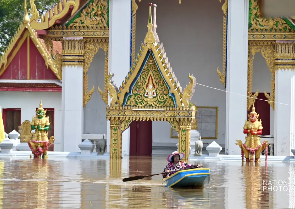 สถานการณ์น้ำท่วมหนัก ชาวอยุธยาพายเรือ รอต้อนรับนายกฯลงพื้นที่
