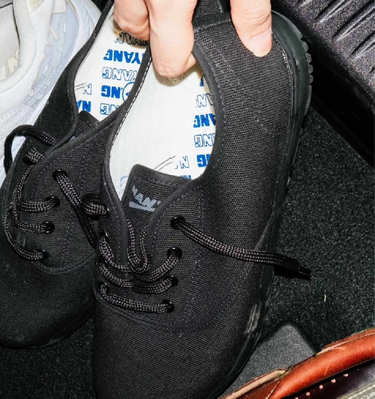 นันยาง น้อมถวายอาลัย ประกาศ ลดราคา รองเท้าผ้าใบสีดำ เหลือ 259 บาท ถึง 30 พ.ย.นี้