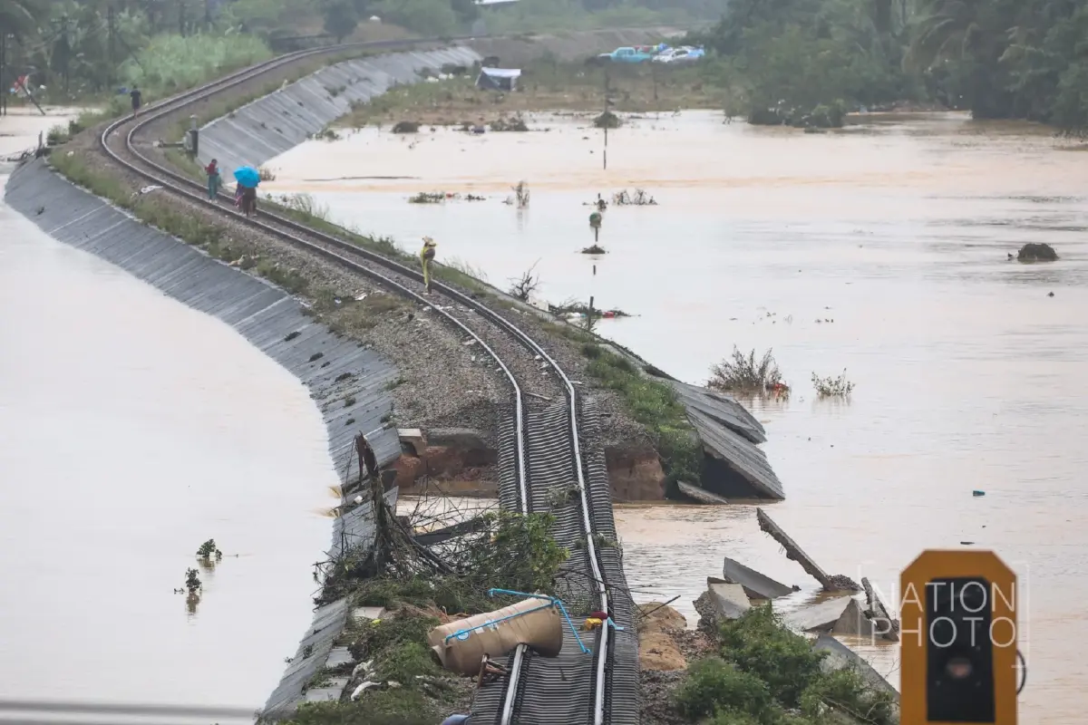 น้ำท่วมใต้วิกฤต! กระแสน้ำไหลแรง ซัดทางรถไฟสายใต้ขาด รฟท. งดเดินรถชั่วคราว