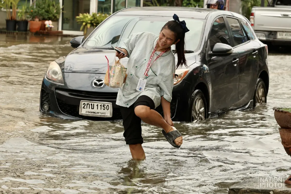 ฝนถล่มกรุง! ดอนเมืองน้ำยังท่วมขัง ถนนสรงประภา น้ำยังท่วมขัง