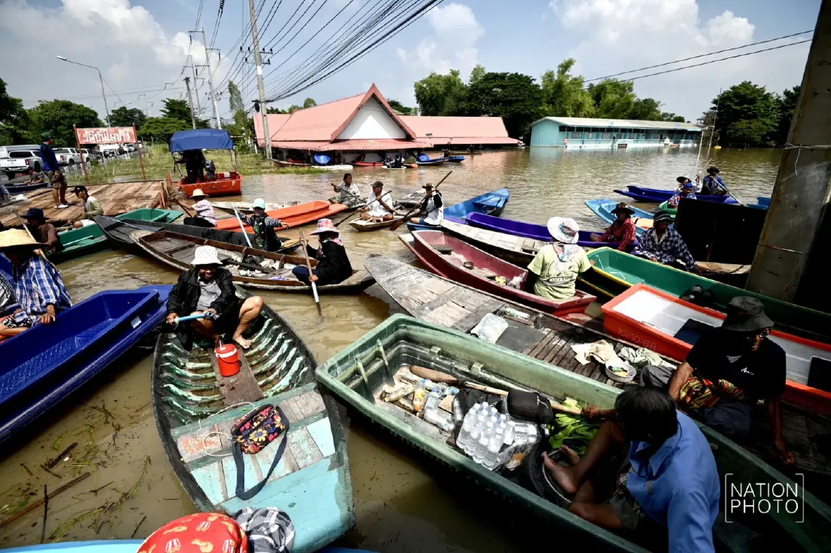 สถานการณ์น้ำท่วมหนัก ชาวอยุธยาพายเรือ รอต้อนรับนายกฯลงพื้นที่