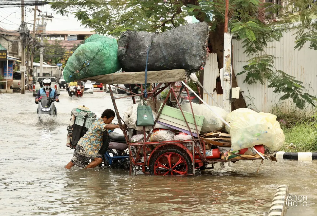 ฝนถล่มกรุง! ดอนเมืองน้ำยังท่วมขัง ถนนสรงประภา น้ำยังท่วมขัง