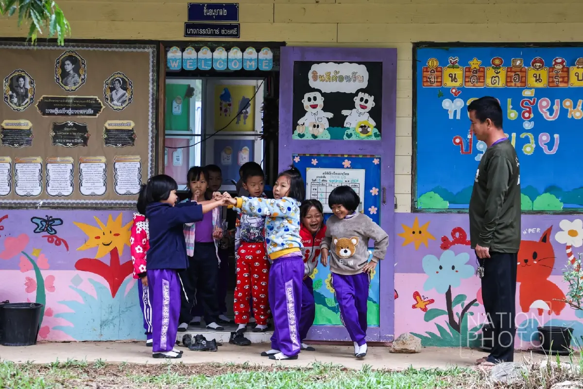 น่านหนาวมาก อุณหภูมิ 15°C เด็กๆ บ้านสันเจริญ แห่ใส่เสื้อกันหนาว