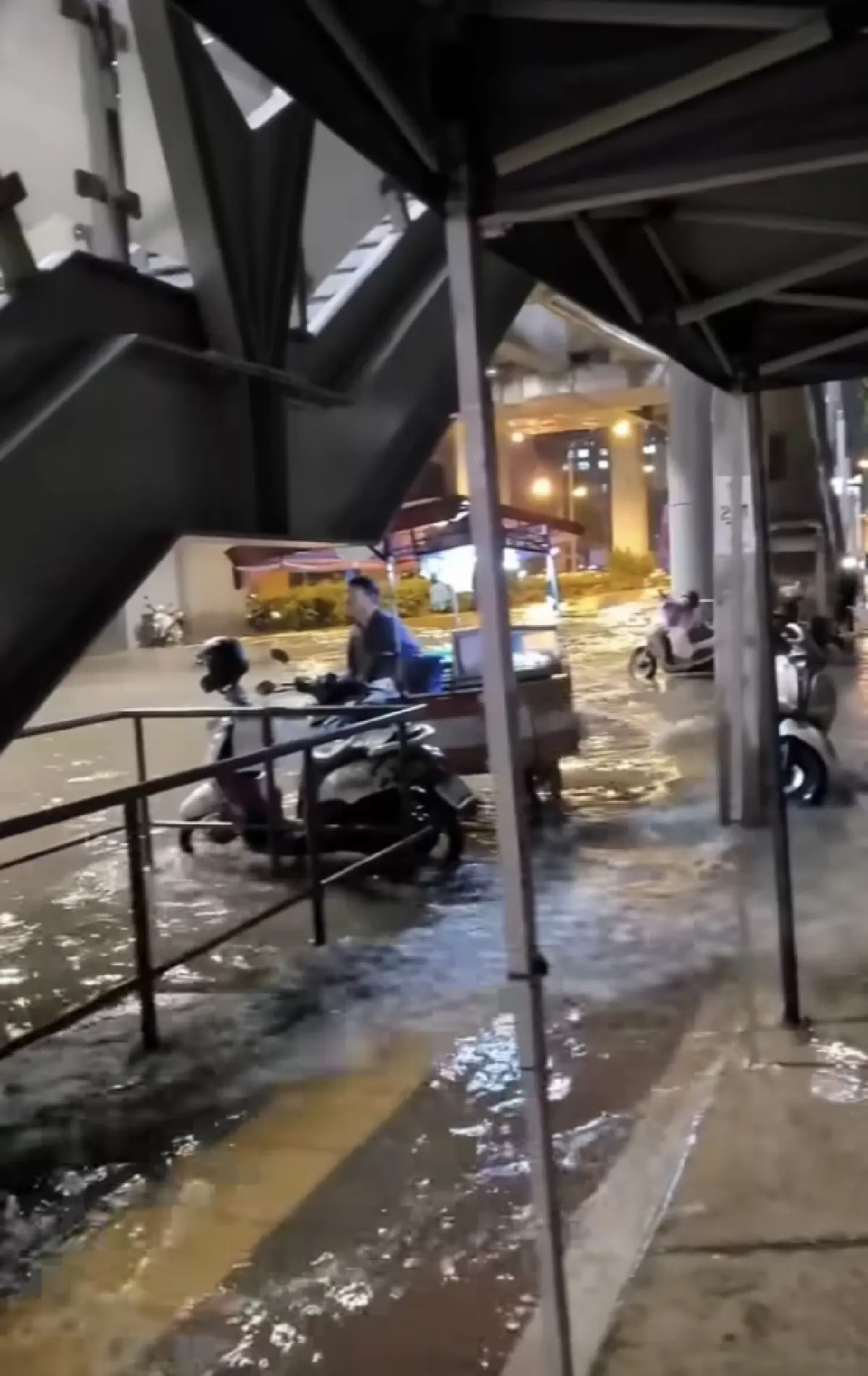 เช็กเส้นทางรถติด น้ำท่วมกรุงเทพ น้ำลดหรือยัง วันทำงาน ไปโรงเรียน